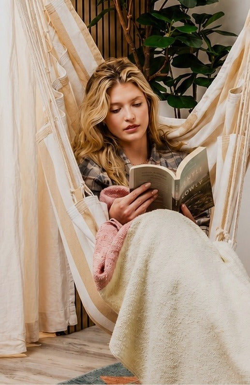Cozy indoor lifestyle scene with the EXTIRIO hammock chair